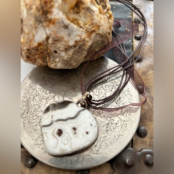 Ariat Boyfriend Fit Rust Color Western Floral Horseshoe Woman’s Logo Tee Medium - Picture 7 of 15